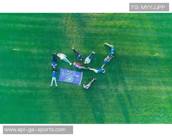 红色警戒足球鞋的魅力与性能解析让你在球场上尽显风采 红色警戒足球鞋的魅力与性能解析让你在球场上尽显风采