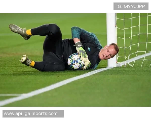 足球守门员精彩瞬间集锦展现守护球门的英勇与技巧